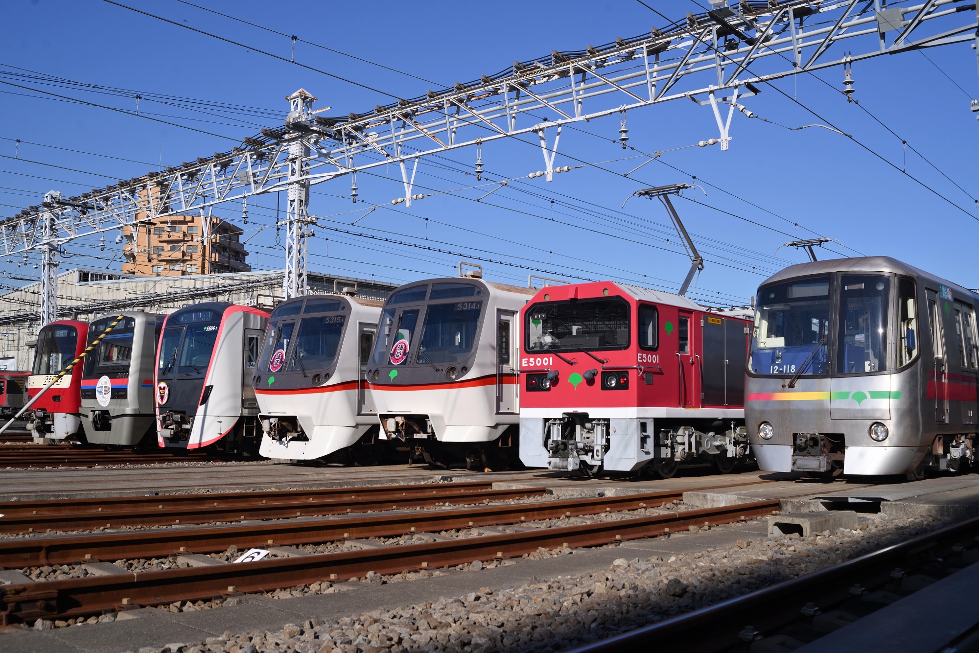 車両基地に並ぶ鉄道車両